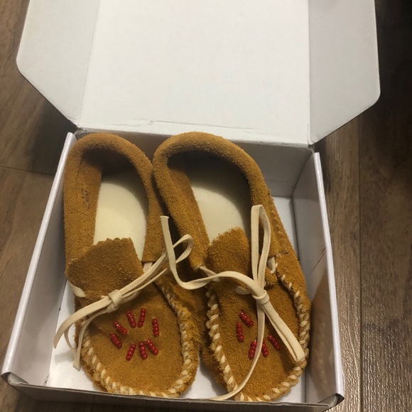 Brand New in Box NATIVE AMERICAN BEADED MOCCASINS - Picture 3 of 3